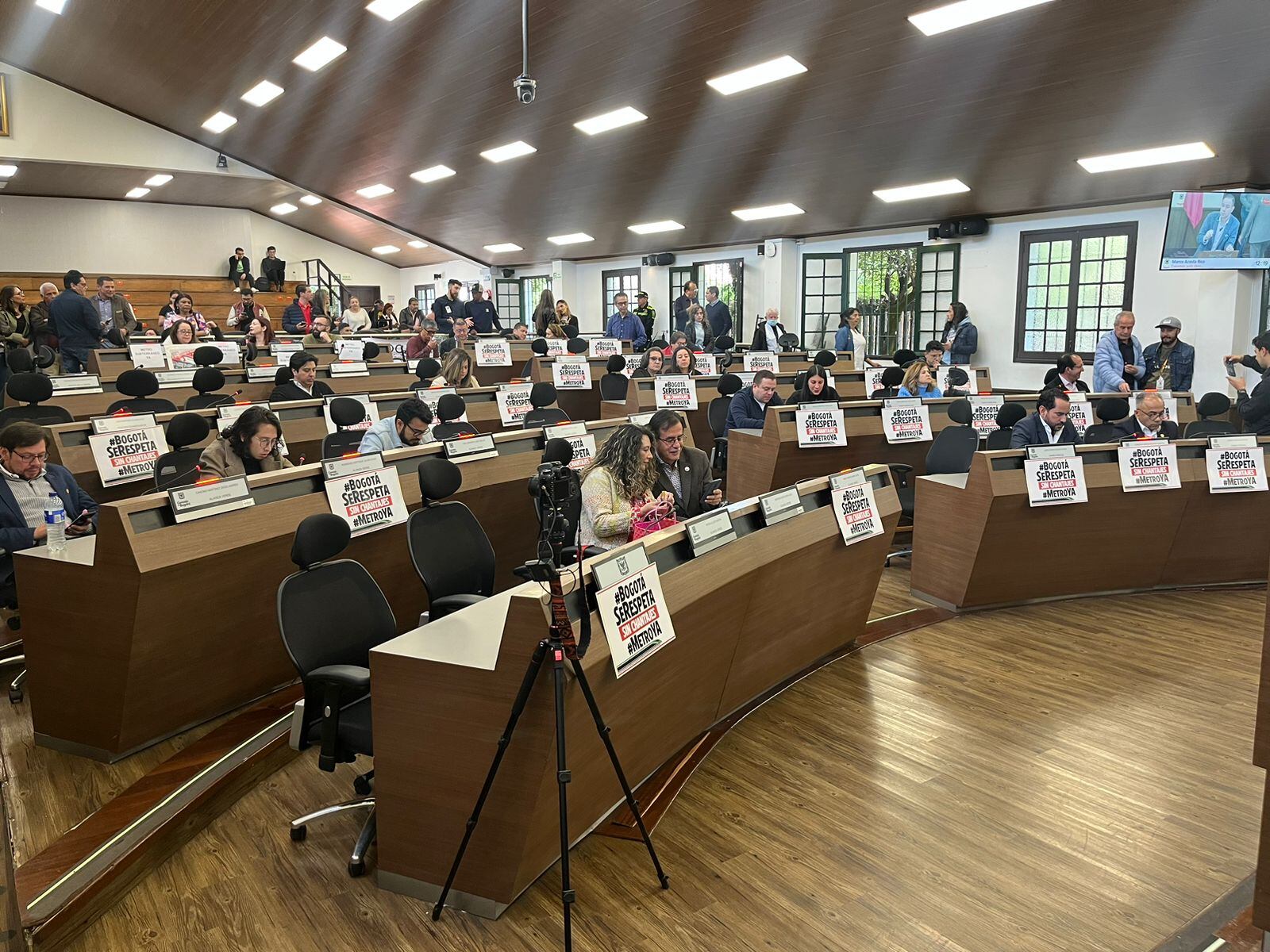 Aspecto del Concejo de Bogotá con las pancartas rechazando las amenazas del Gobierno nacional de frenar obras en la capital.