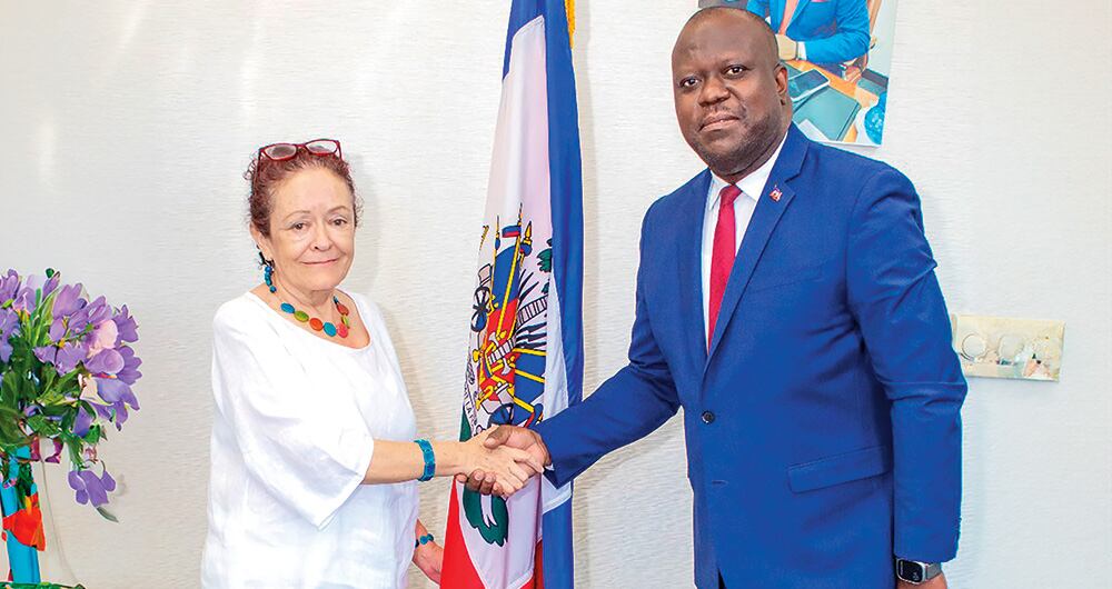  Vilma Velásquez, esposa de un militante del M-19, tiene el Consulado de Colombia en Puerto Príncipe hecho un caos.