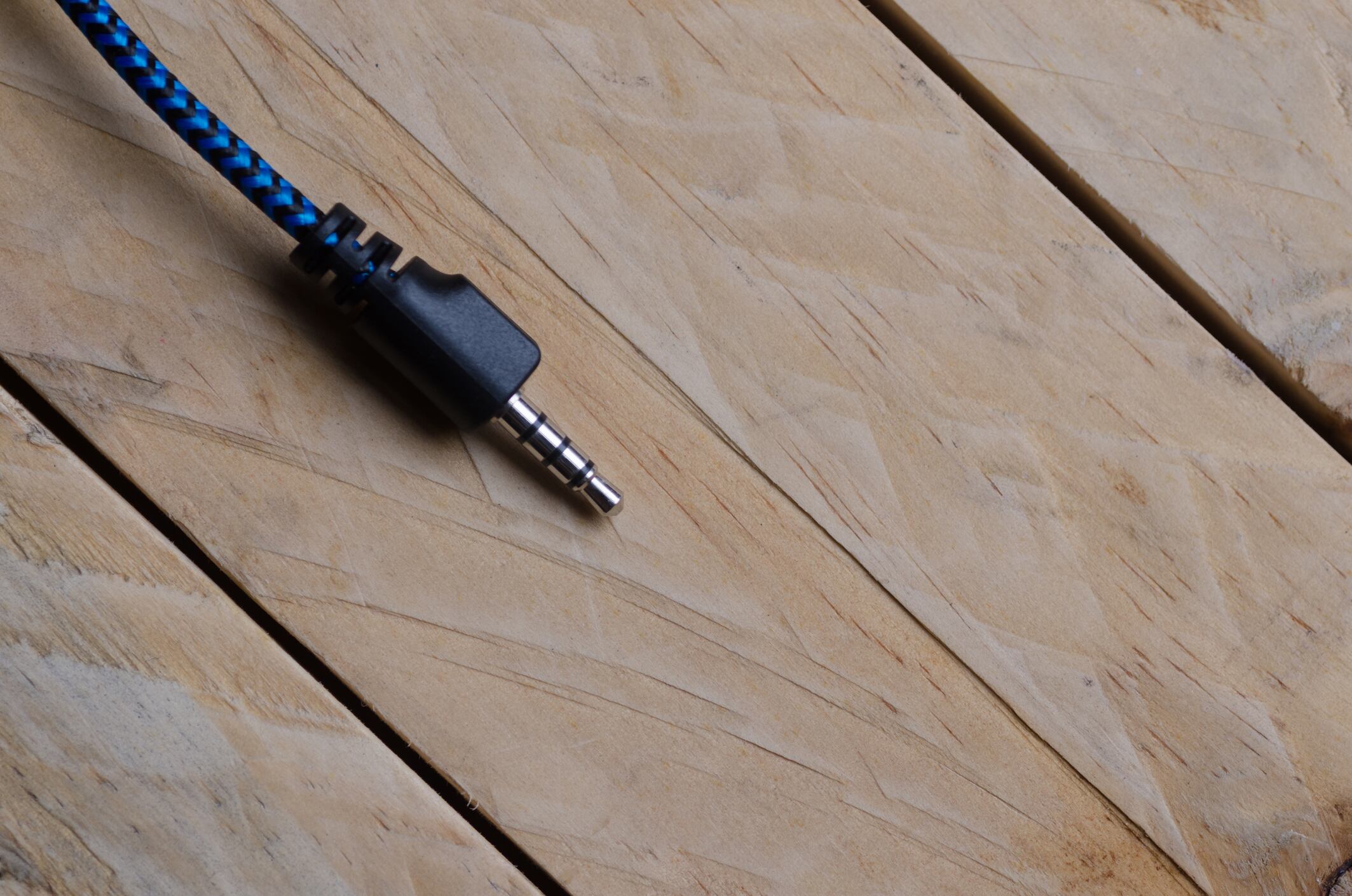 Si su televisor tiene una entrada jack de 3.5 mm, puede aprovecharla para conectar dispositivos antiguos y mejorar la calidad del audio.