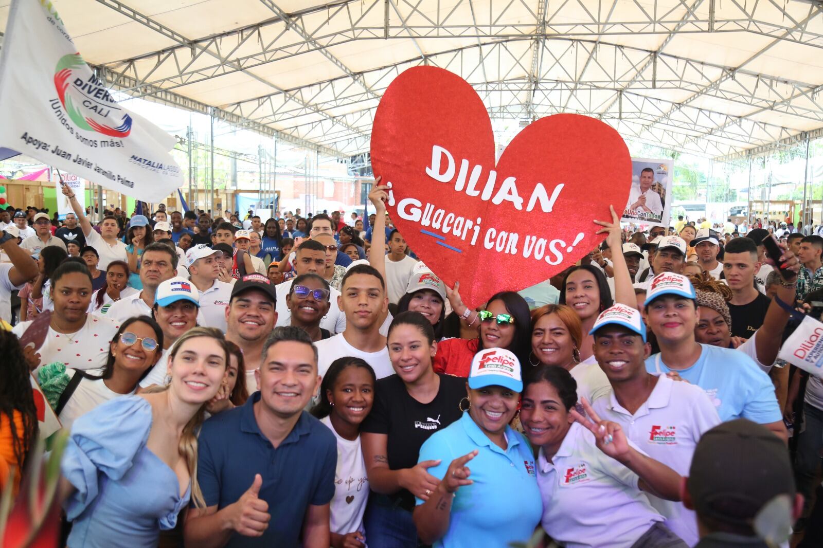 Dilian Francisca Toro recibiendo el apoyo de jóvenes y madres comunitarias