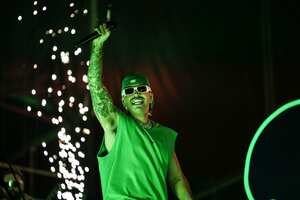 Feid subió un par de veces al escenario, primero junto a Farruko y Jay Wheeler para celebrar a Yandel, quien recibió el premio Latin AMA Pioneer, y luego para un número musical sólo con Yandel, con el cual cumplió un sueño de presentarse con uno de sus ídolos. (Foto AP/Ivan Valencia)