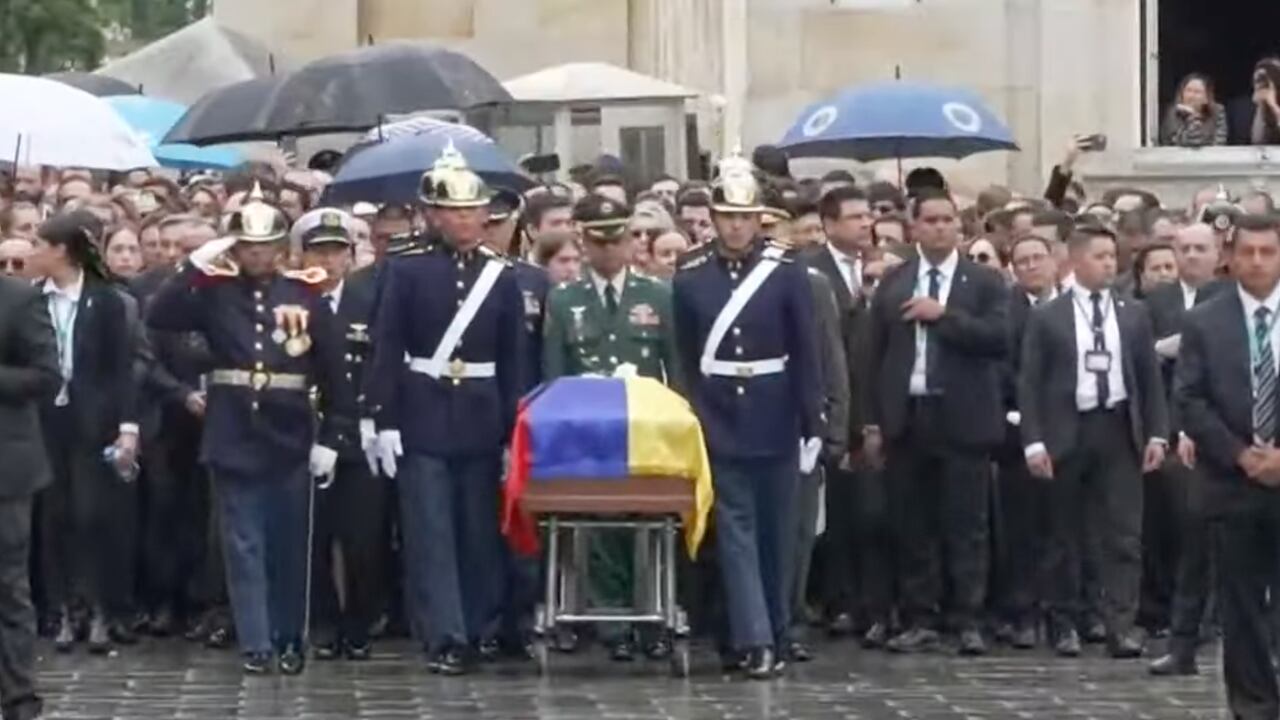 El cuerpo del senador sale del Capitolio para la misa de exequias.