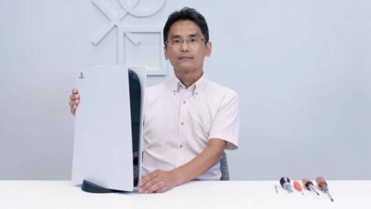 El vicepresidente del departamento de diseño mecánico dentro de la división de Diseño de Hardware de SIE, Yasuhiro Ootori, muestra el interior de la PlayStation 5.
