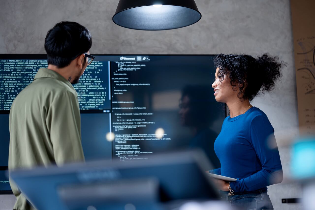 Expertos en seguridad señalan que la combinación de técnicas tradicionales (explotación de vulnerabilidades no parchadas) y ataques avanzados de telefonía móvil ha generado una amenaza sin precedentes para la infraestructura digital norteamericana.