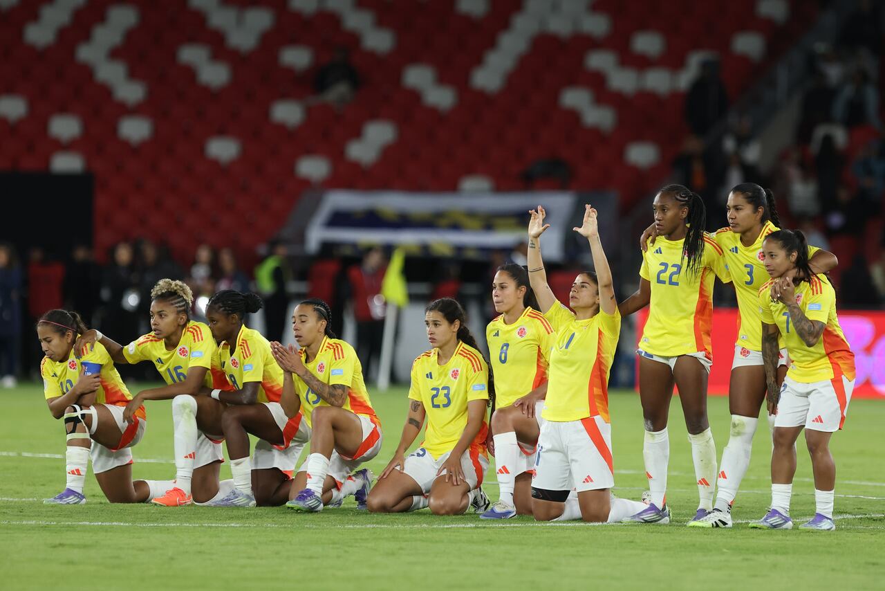 QUITO, ECUADOR - AUGUST 2: Palyers of Colombia gesture during the penalty shootout during the CONMEBOL Copa America Femenina 2025 Final match between Colombia and Brazil at Rodrigo Paz Delgado Stadium on August 2, 2025 in Quito, Ecuador. (Photo by Franklin Jacome/Getty Images)