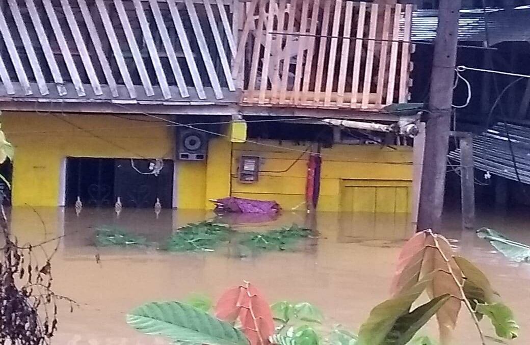 El río San Juan se desbordó en Chocó y provocó inundaciones en al menos cinco poblaciones de Chocó. Foto:  @ComunidadesAfro