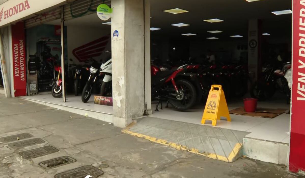 En este local del barrio Laureles, en Medellín, ocurrió el hurto de las 28 motos.