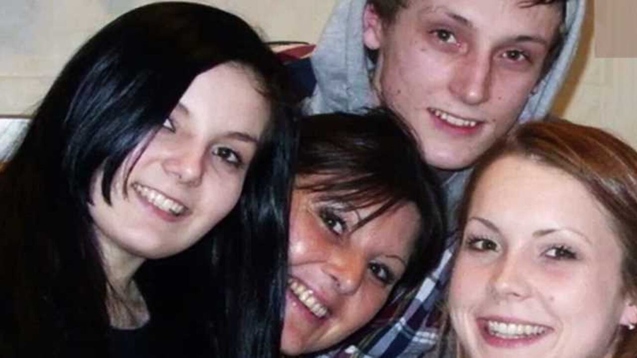 A la izquierda, Sara Green.