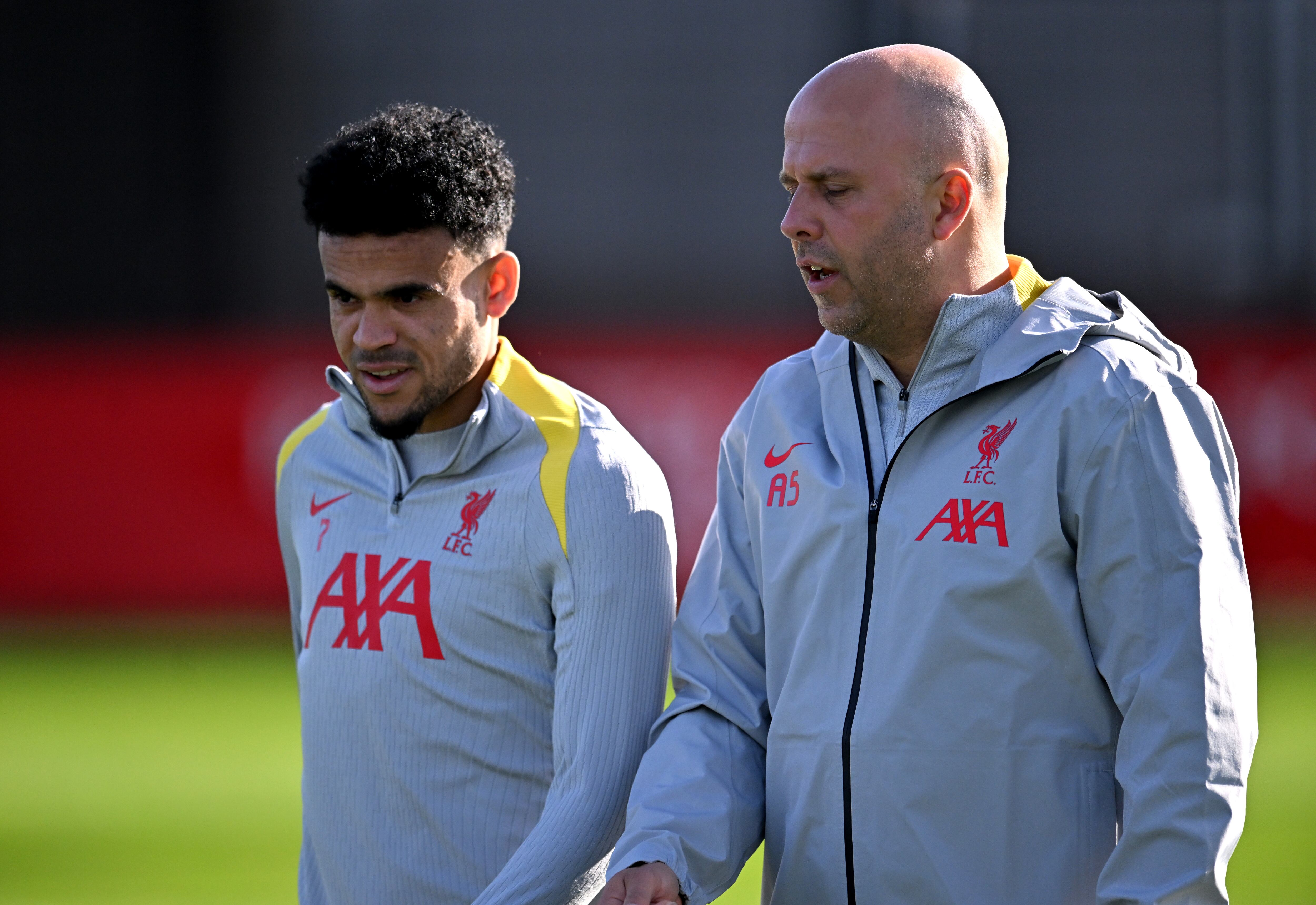 LIVERPOOL, ENGLAND - OCTOBER 22: (THE SUN OUT, THE SUN ON SUNDAY OUT) Arne Slot head coach of Liverpool talking with Luis Diaz of Liverpool during the UEFA Champions League 2024/25 League Phase MD3 training and press conference at AXA Melwood Training Centre on October 22, 2024 in Liverpool, England. (Photo by Andrew Powell/Liverpool FC via Getty Images)