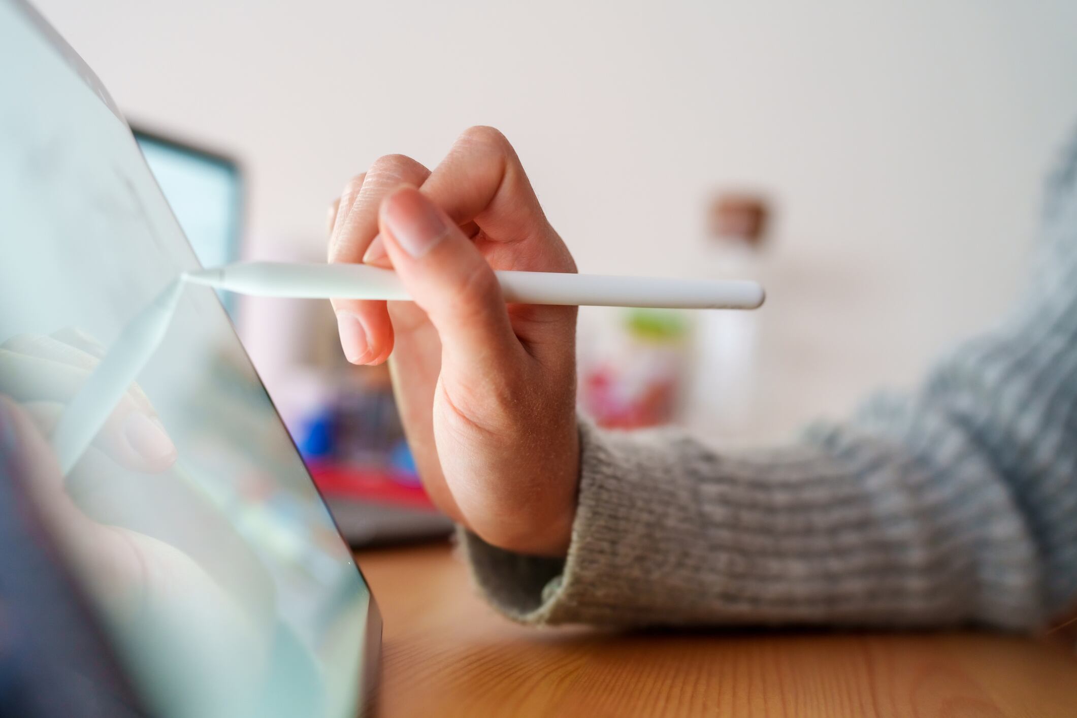 Esta dependencia de la tecnología ha cambiado su forma de interactuar con el mundo, relegando la escritura manual a un segundo plano en favor de herramientas digitales más rápidas y eficientes.