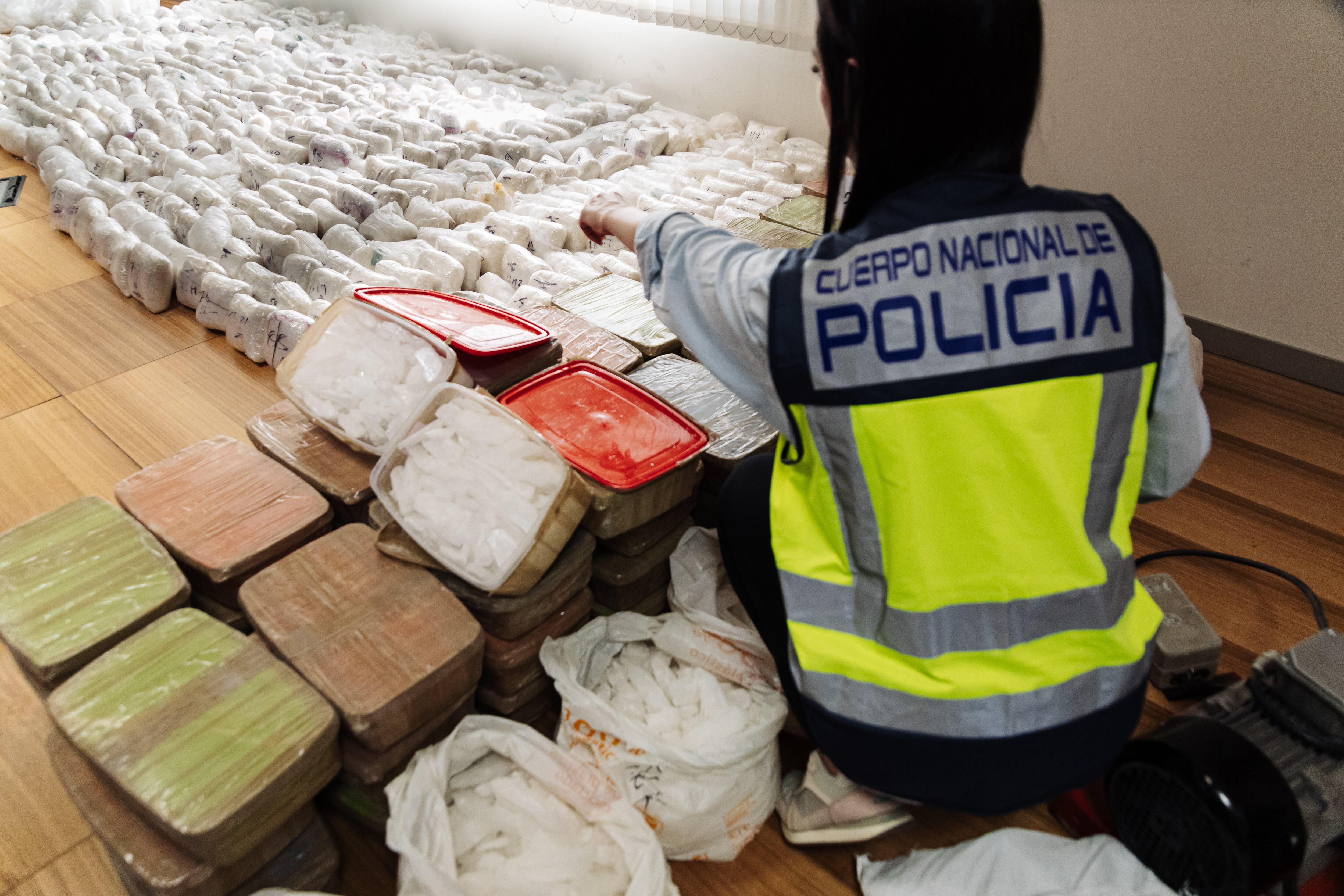 Drogas incautadas por la Policía Nacional durante el desmantelamiento del Cartel de Sinaloa en España, en el Complejo Policial de Canillas, 16 de mayo de 2024, en Madrid, España. La Policía Nacional ha desmantelado la infraestructura en España del cártel de Sinaloa con la incautación de 1.800 kilos de metanfetamina. imagen de referencia