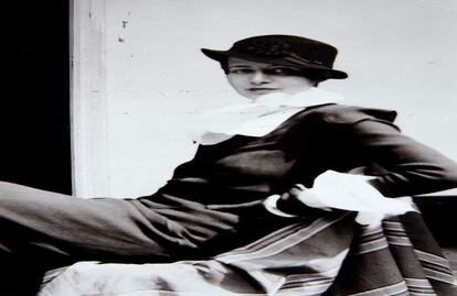 Carolina Cárdenas nació en Bogotá en 1903. Se educó en Inglaterra con sus abuelos y volvió al país alrededor de 1926. La sociedad de la época quedó fascinada con su belleza y estilo.