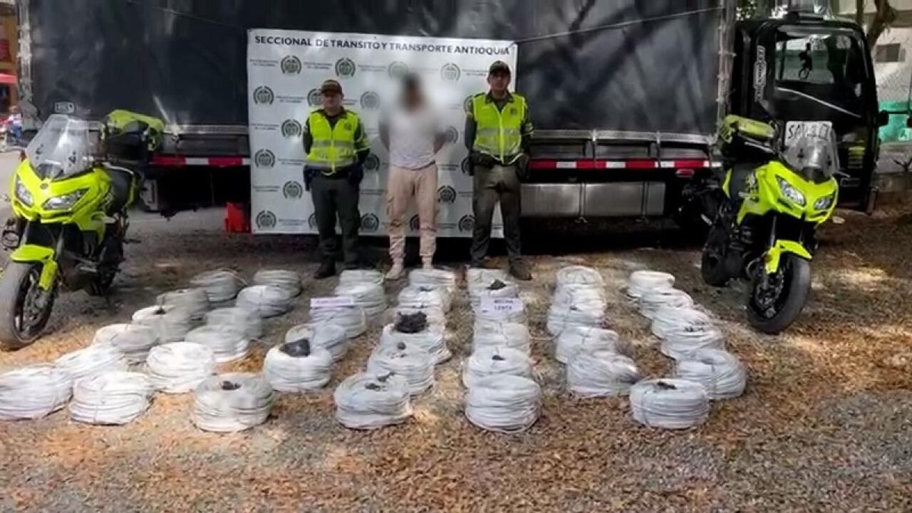 Descubren a hombre que transportaba material explosivo camuflado en bultos de papas en una vía de Antioquia.