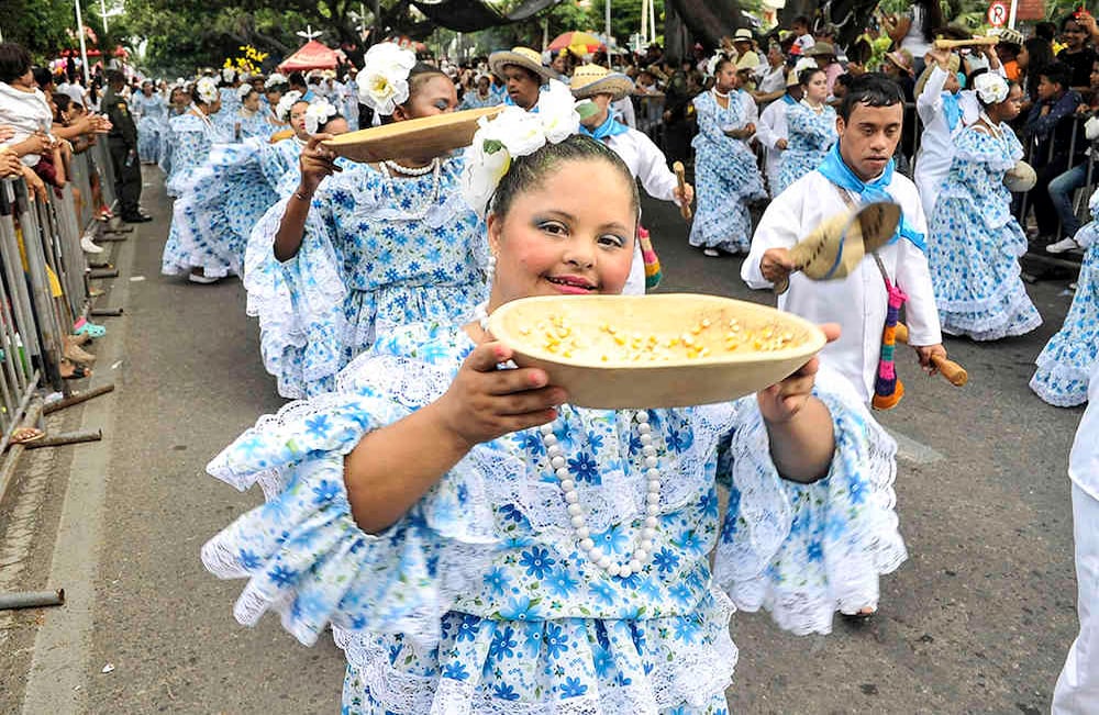 10. Una niña baila durante el desfile tradicional de las piloneras, con el que se da inicio al quincuagésimo festival de la Leyenda Vallenata, el jueves 27 de abril de 2017,  en Valledupar.  Foto: Carlos Julio Martínez/ Enviado Especial de Semana