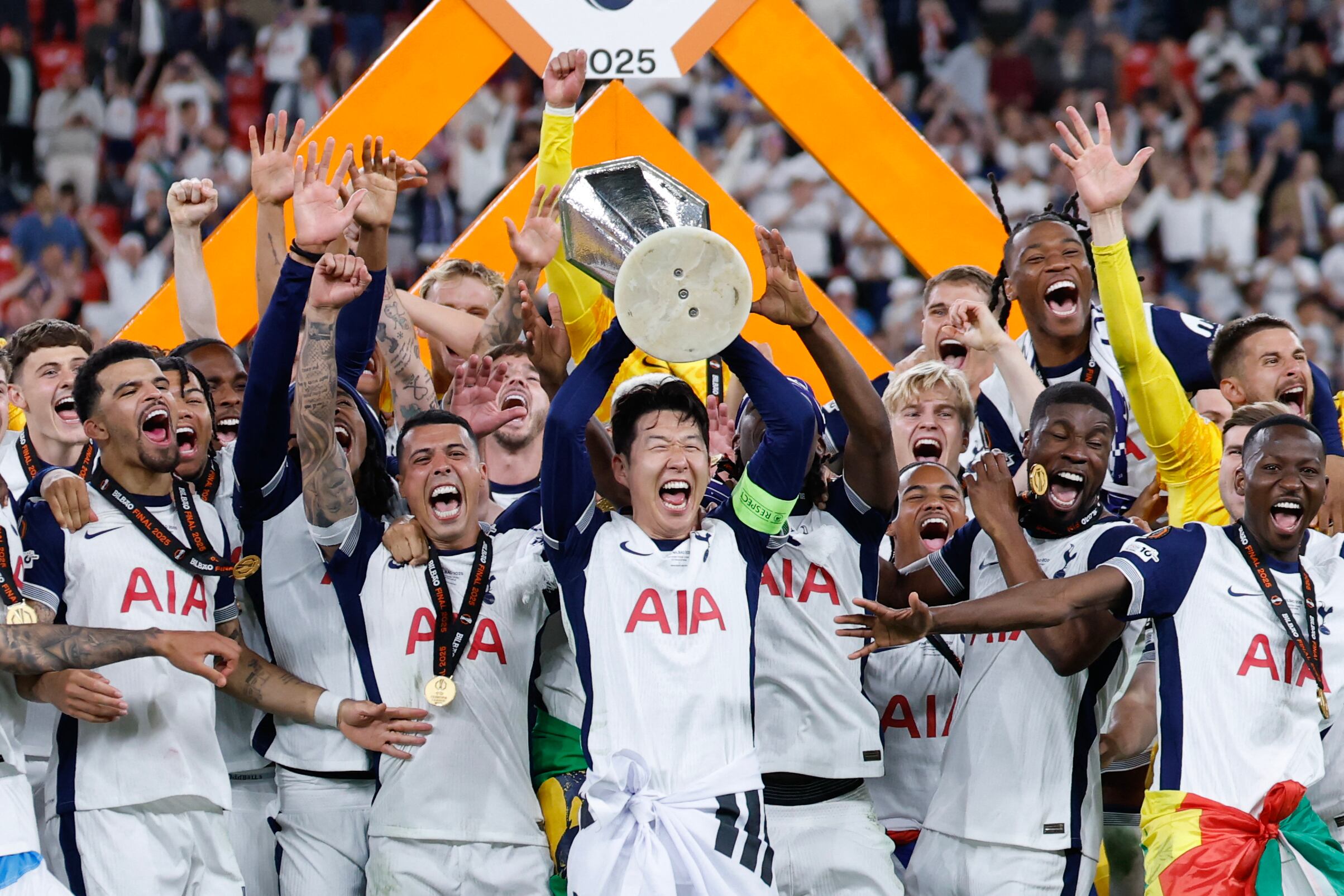 El delantero surcoreano #07 del Tottenham Hotspur, Son Heung-min, levanta el trofeo mientras celebra con sus compañeros la victoria en la final de la UEFA Europa League.