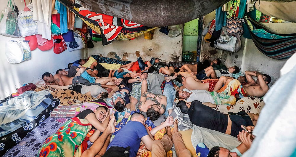 El hacinamiento en la URI de Puente Aranda es escandaloso. Hay cientos de detenidos en pequeños espacios y todos obedecen a los plumas o se atienen a las consecuencias.