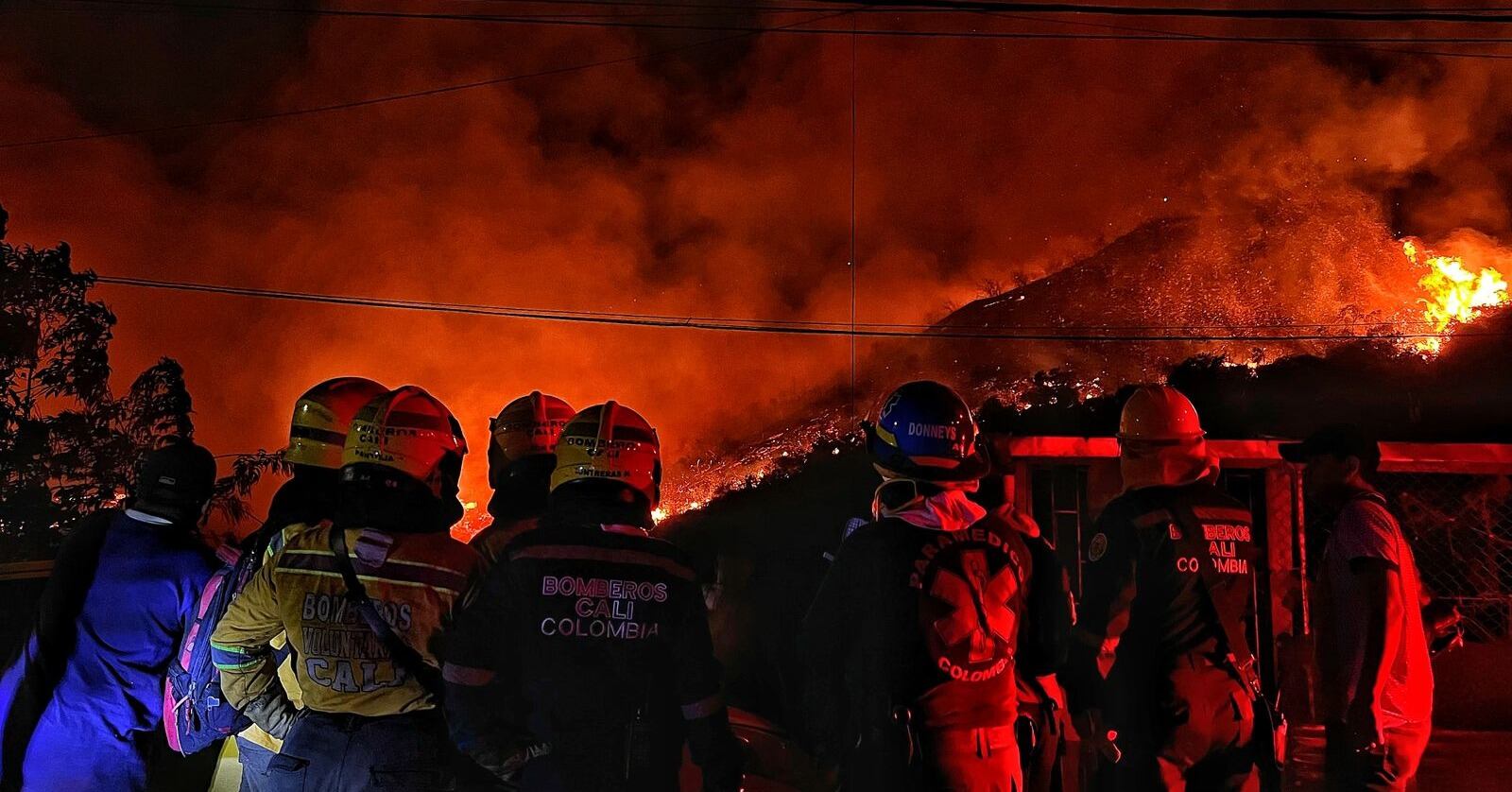 Los bomberos de la ciudad intentan controlar el incendio.