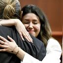 El actor Johnny Depp abraza a la abogada Camille Vasquez en la sala del tribunal de circuito del condado de Fairfax en Fairfax, Virginia, el martes 17 de mayo de 2022. Foto: Brendan Smialowski/Pool vía AP.