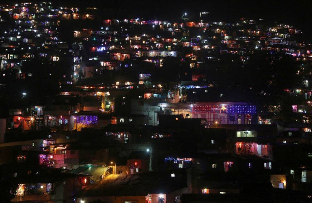 Una colonia de tugurios está decorada con linternas y luces mientras celebran el festival hindú Diwali en Mumbai, India, el martes 6 de noviembre de 2018. (AP Photo / Rafiq Maqbool)