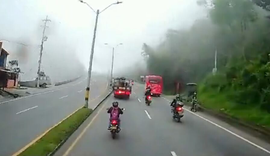 La caída de la motocicleta tras la colisión inicial fue un factor crucial, ya que, al mismo tiempo, dos motocicletas más se aproximaban a gran velocidad por la misma vía.