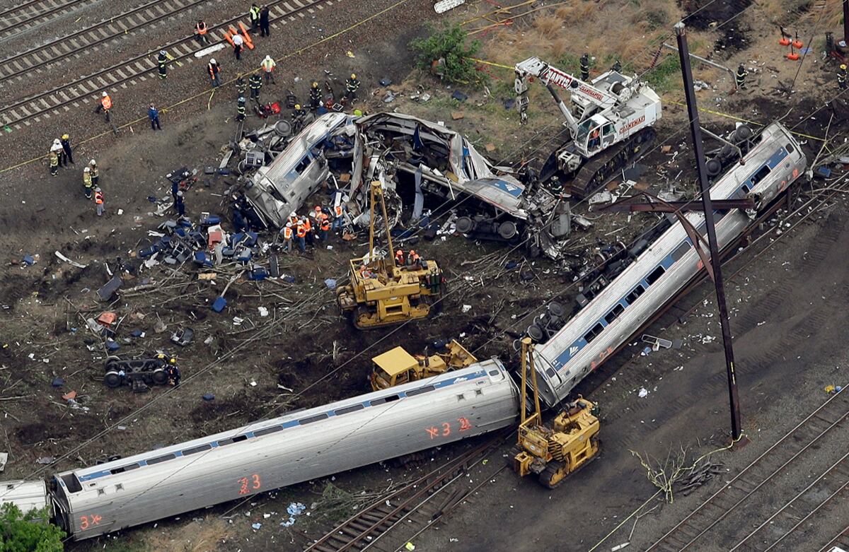 El personal de emergencia trabaja en la escena del descarrilamiento del tren que se dirigía a Nueva York y chocó en Filadelfia. Dejó al menos seis muertos y decenas de heridos. (AP/Patrick Semansky)