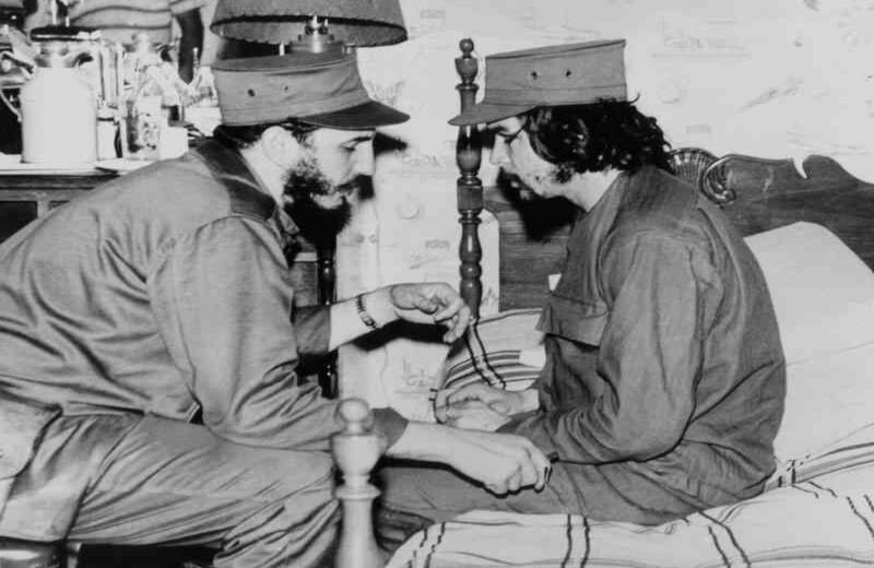 Esta foto de archivo tomada el 8 de enero de 1959 muestra a los líderes rebeldes cubanos Fidel Castro (R) y Camilo Cienfuegos (L) entrando en La Habana tras la victoria sobre las fuerzas del dictador cubano Fulgencio Batista. Foto: AFP