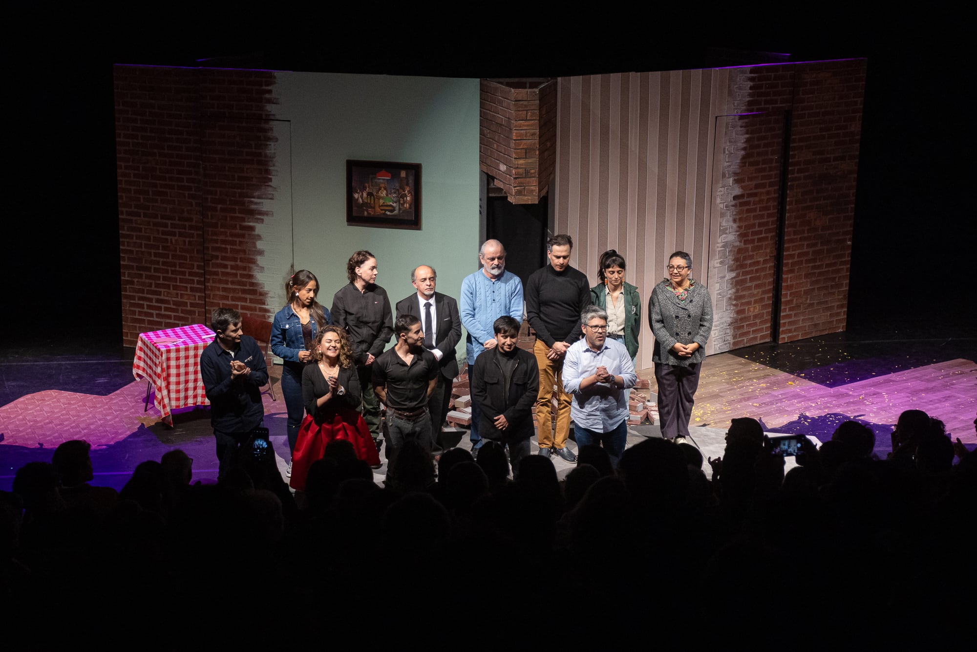 'Un muro' está protagonizada por Patricia Tamayo, Álvaro Bayona, César Álvarez, Laura Ángel, Sirley Martínez, Juan Combariza y Valentina Lozano.
