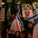 manifestantes sostienen carteles y banderas durante una manifestación contra el primer ministro israelí Benjamin Netanyahu y el gobierno israelí el 27 de enero de 2024 en Tel Aviv, Israel. Según Israel, Hamás todavía mantiene a 132 rehenes en Gaza desde el ataque del 7 de octubre