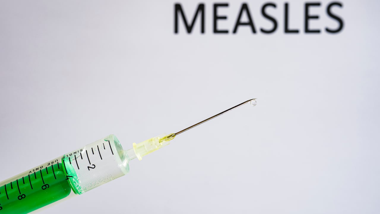 La vacuna contra el sarampión es imprescindible para combatir el virus y sus eventuales brotes.