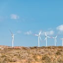 En medio de la árida extensión del desierto de la Guajira, se alza un reluciente parque eólico que aprovecha la energía del sol para generar energía limpia.