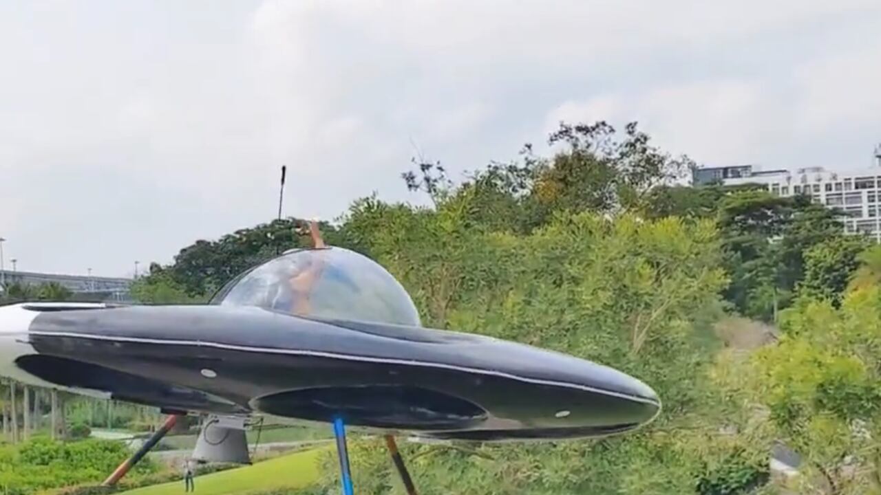 La nave tuvo un vuelo corto de muestra en el que se vio su forma de despegue y aterrizaje vertical.