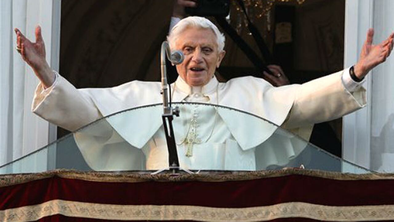 El Papa Benedicto XVI saluda a los peregrinos desde Castel Gandolfo