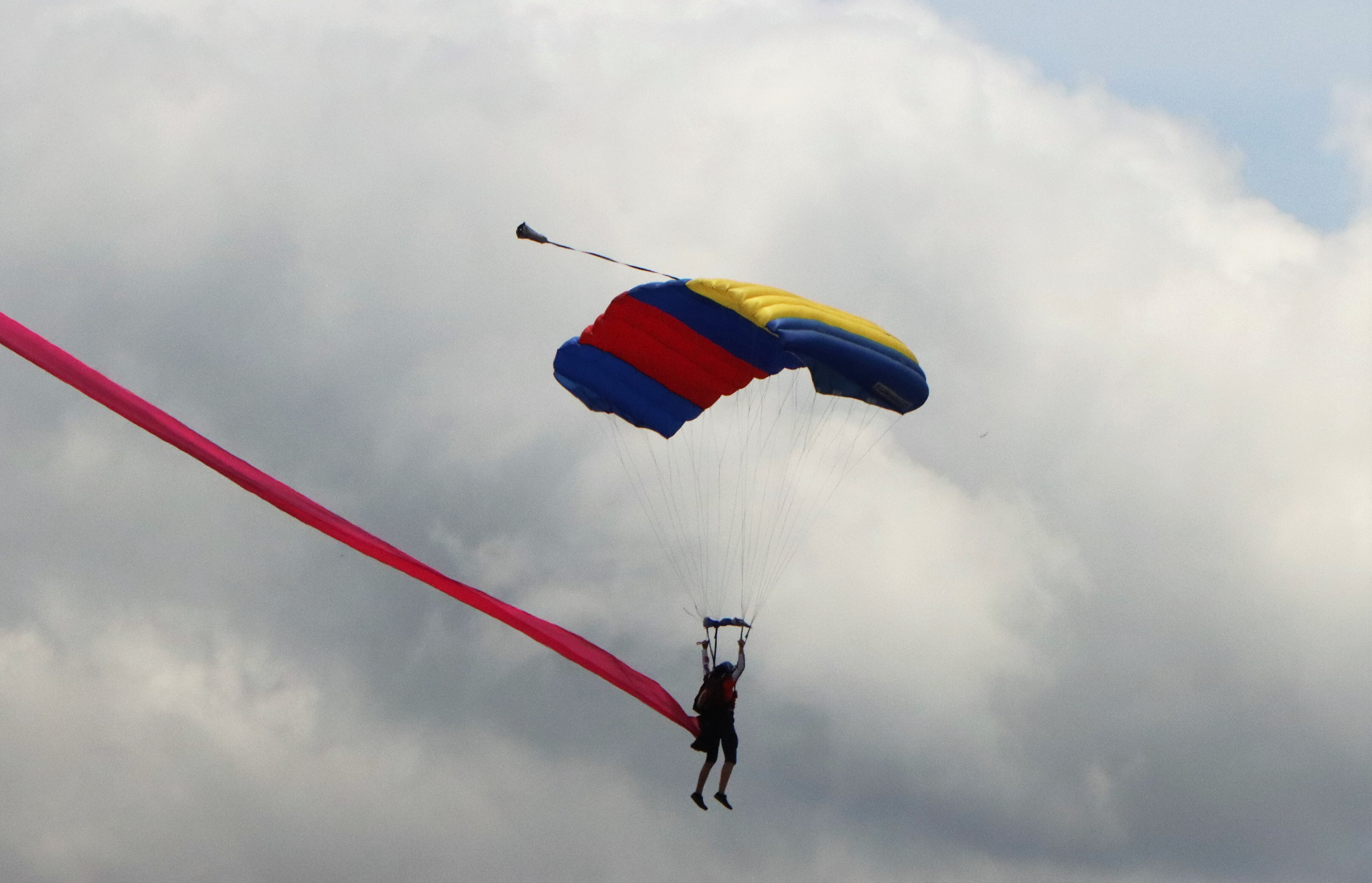 Despliegue de paracaidistas que saltaron al vacío a 5 mil pies de altura desde el avión C-295.