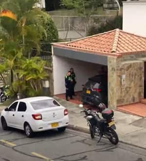 El apartamento está ubicado en una unidad residencial en la Calle 2 Sur del barrio Los Naranjos, en El Poblado, Medellín.