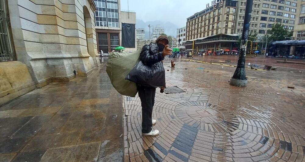 Wilson Muñoz acostumbra a recorrer el centro de la ciudad recogiendo material de reciclaje para poder sobrevivir.
