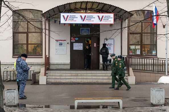 En una escuela de Moscú, Liudmila, una jubilada de 70 años y partidaria de Putin, votaba con el deseo de conseguir "la victoria" en Ucrania.