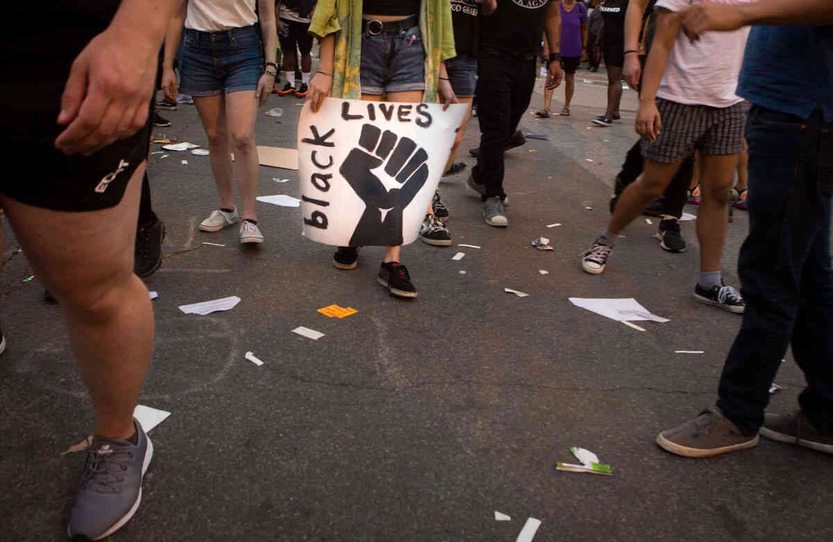 Cientos de manifestantes se congregan sobre 16th St NW hacia la Casa Blanca protestando acerca de la brutalidad policial y las muertes de afroamericanos a manos de la policía. Imagen tomada el 06 de Junio de 2020         Washington DC- Foto María Luz Bravo