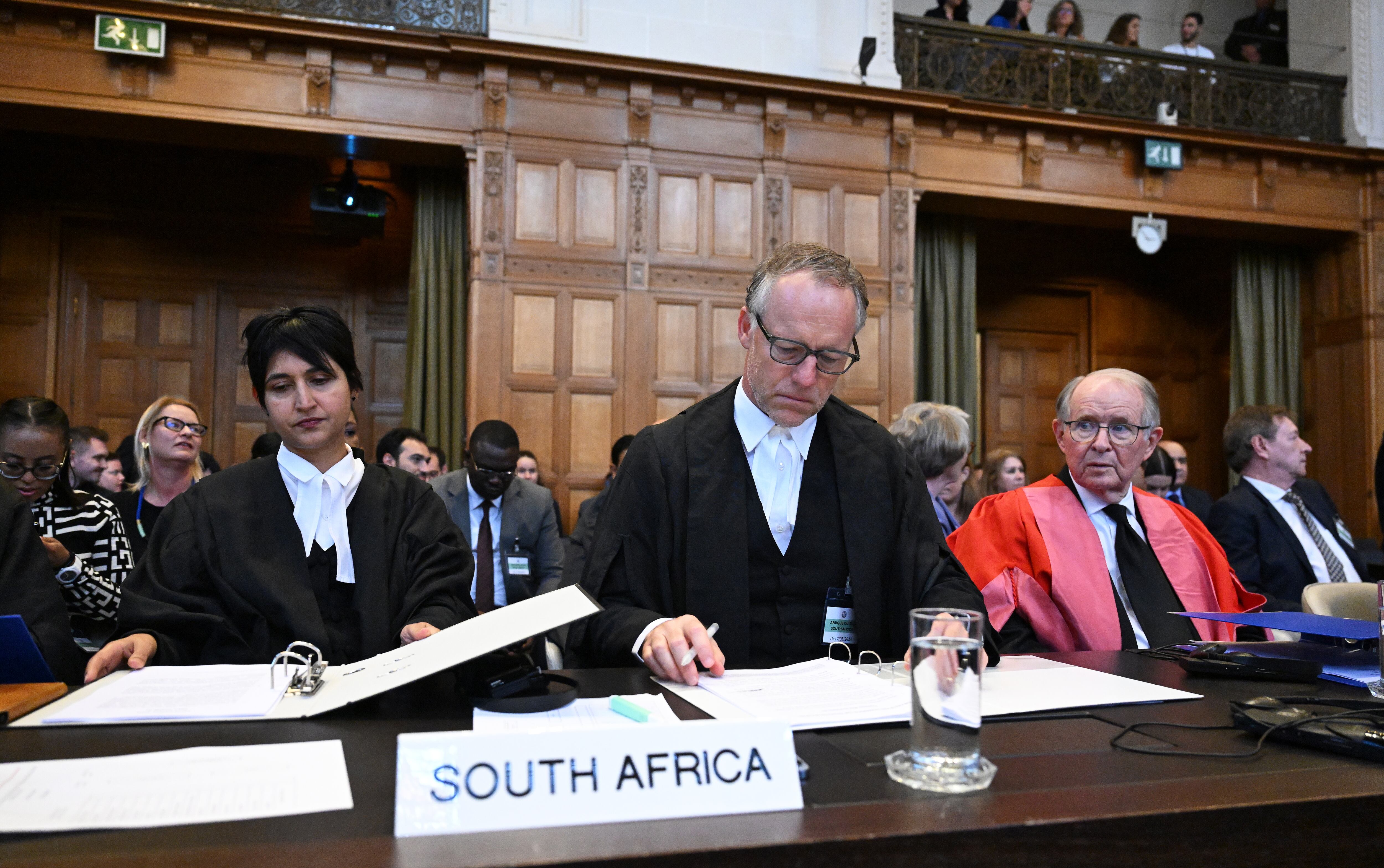 "Los incidentes que violan las leyes de la guerra son habituales en un conflicto armado, pero Israel dispone de un robusto sistema legal para lidiar con ellos bajo cualquier circunstancia, incluida la guerra que nos ocupa. Israel sigue comprometido con sus obligaciones legales internacionales", ha añadido.