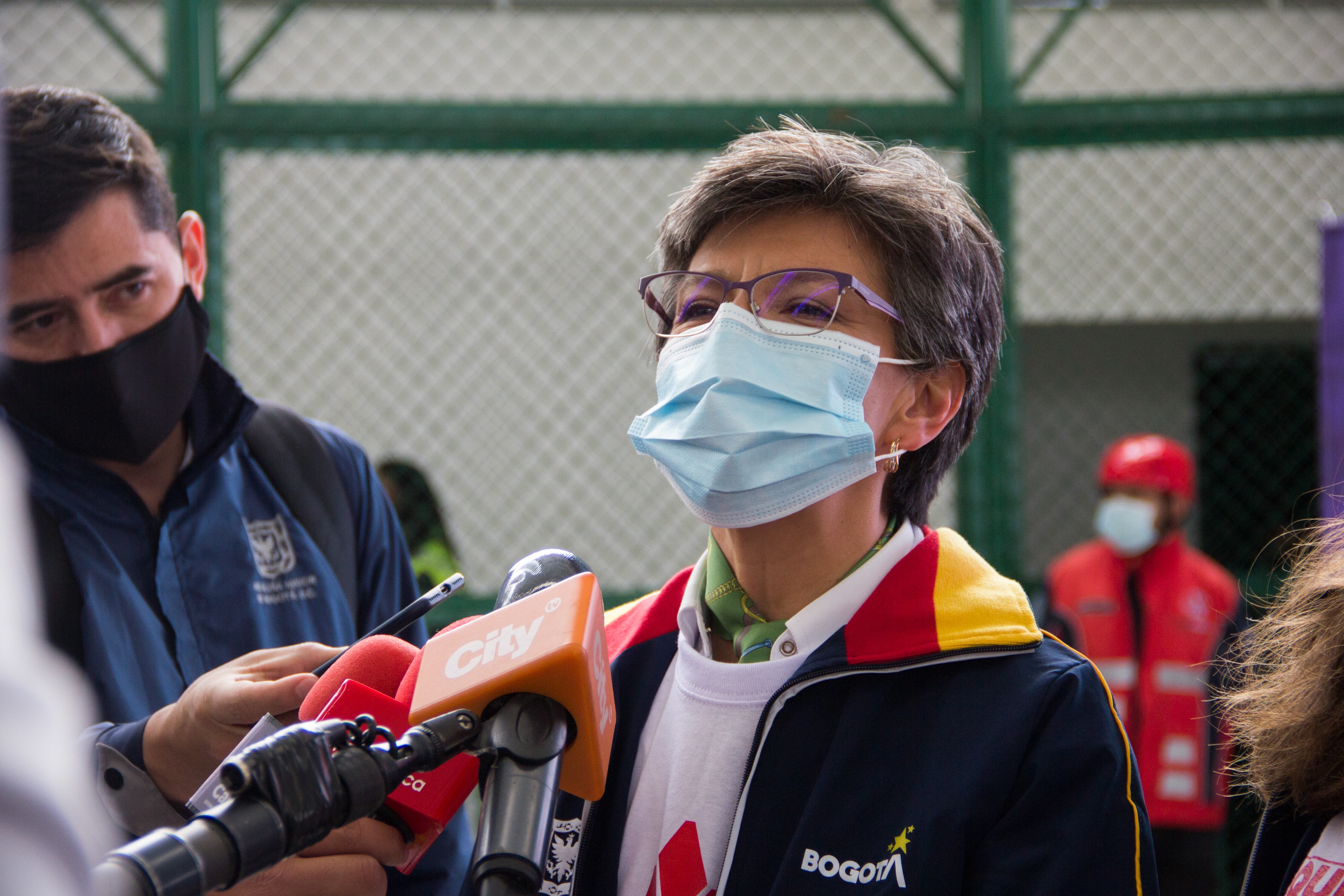 La alcaldesa de Bogotá, Claudia López, se reúne para una conferencia de prensa transmitida en vivo con atletas, paralímpicos y de élite que participarán en los Juegos Olímpicos de Tokio 2020 lanzando la marca 'Equipo Bogotá' en español (Equipo Bogotá) en apoyo a los jóvenes atletas que participarán. En Bogotá, Colombia, el 24 de junio de 2021 (Foto de: Wendy P Romero / Long Visual Press / Universal Images Group a través de Getty Images)