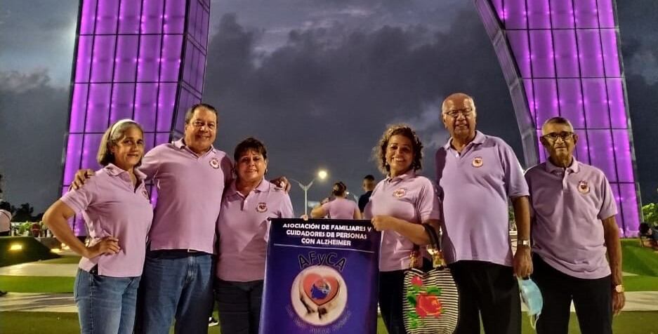 El equipo de Afyca en Barranquilla, posando al lado de la ‘Aleta de tiburón Junior’’ con el color que simboliza el alzhéimer, en un homenaje que le hizo la empresa Tecnoglass.