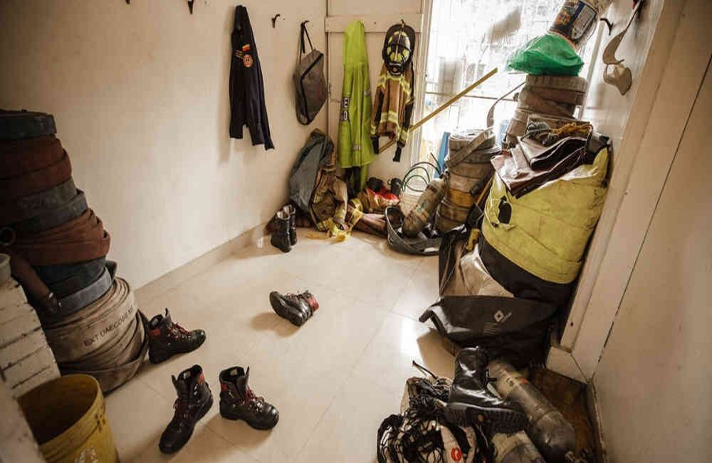 Foto 3. Cuarto de cambio de los bomberos, las dos unidades de turno ya habían salido a atender varias urgencias. Foto: Karen Salamanca.