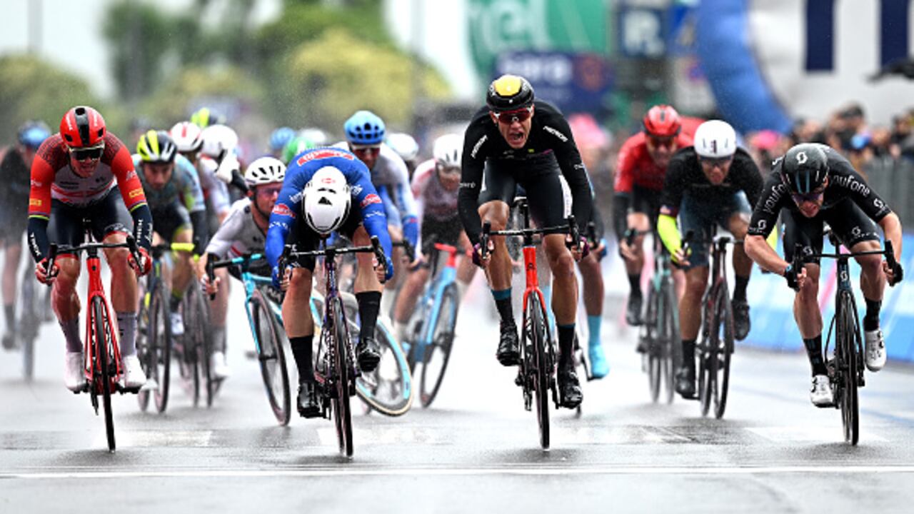 Kaden Groves en el Sprint final de la etapa 5 de La Vuelta.