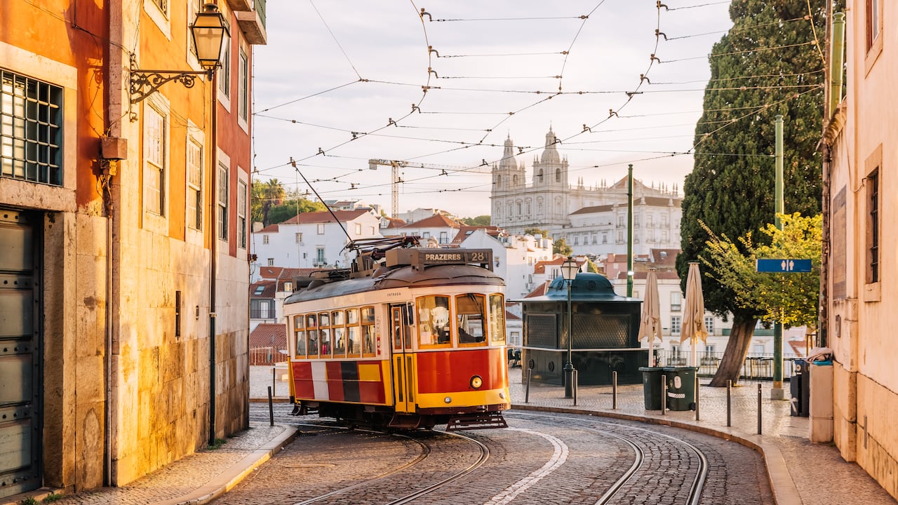 Antiguo tranvía tradicional en las calles del casco antiguo de Lisboa, Portugal / Getty Images