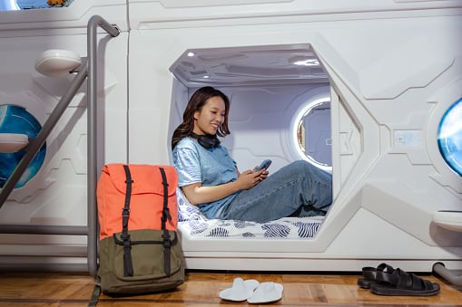 Ilustración de un alojamiento moderno y compacto para viajeros.