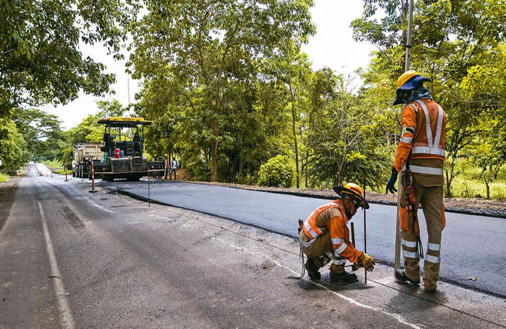 Puente Pumarejo. En construcción: un puente de 2,2 kilómetros de largo y 45 metros de altura sobre el río Magdalena. La megaobra contará con un kilómetro de viaductos en conexiones y accesos, dos calzadas de tres carriles cada una, andenes y una vía de ciclorruta de 3,2 kilómetros. Inversión: 629.093 millones de pesos. Beneficio: permitirá el tránsito de barcos con mayor calado entre los departamentos de Magdalena y Atlántico. Terminación de obra: 2019.