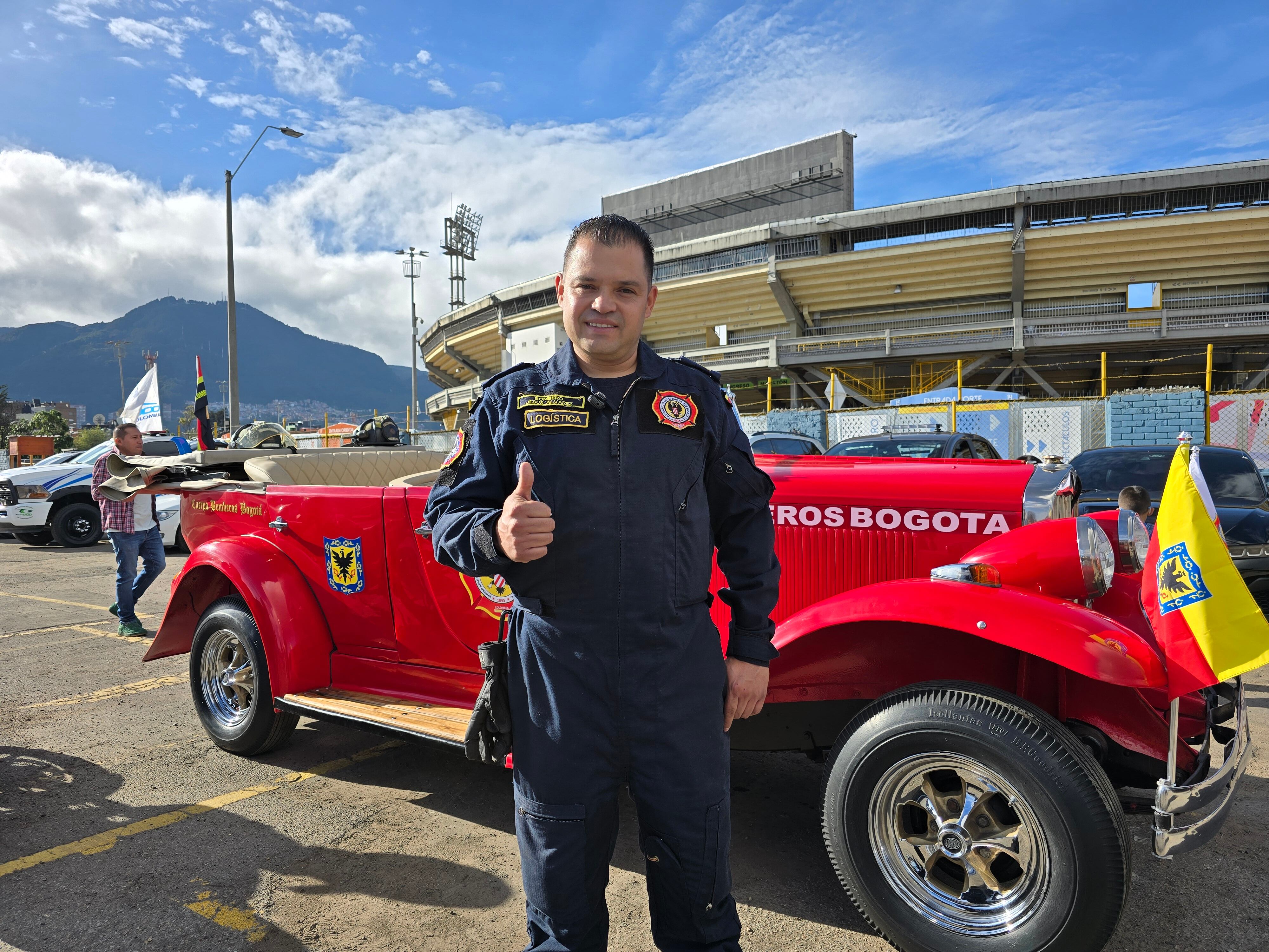 El desfile de carros clásicos y antiguos tuvo gran acogida en Bogotá.