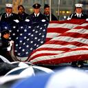 Estados Unidos rindió homenajes este viernes a las víctimas del ataque de Al Qaida del 11 de setiembre de 2001 con eventos conmemorativos en la "Zona Cero" de Nueva York y el Pentágono en Washington. Exactamente a las 8:46 a.m., la hora a la que un primer avión secuestrado por militantes de la red terrorista Al Qaida se estrelló contra una de las dos Torres Gemelas del World Trade Center de Nueva York, el presidente Obama y su esposa Michelle guardaron un minuto de silencio en la Casa Blanca. En la imagen, la bandera del World Trade Center es doblada después de ser presentada a amigos y familiares de las víctimas, quienes se reunieron en Zuccotti Park, lugar adyacente a la Zona Cero.