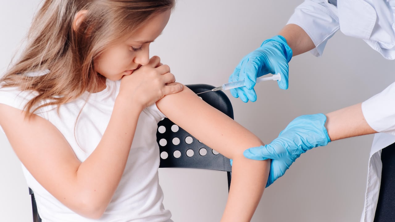 Colombia cuenta con el Programa Ampliado de Inmunizaciones (PAI). A través de esta estrategia se logra que la población complete el esquema de vacunación que cuenta con 21 vacunas que protegen contra 26 enfermedades.