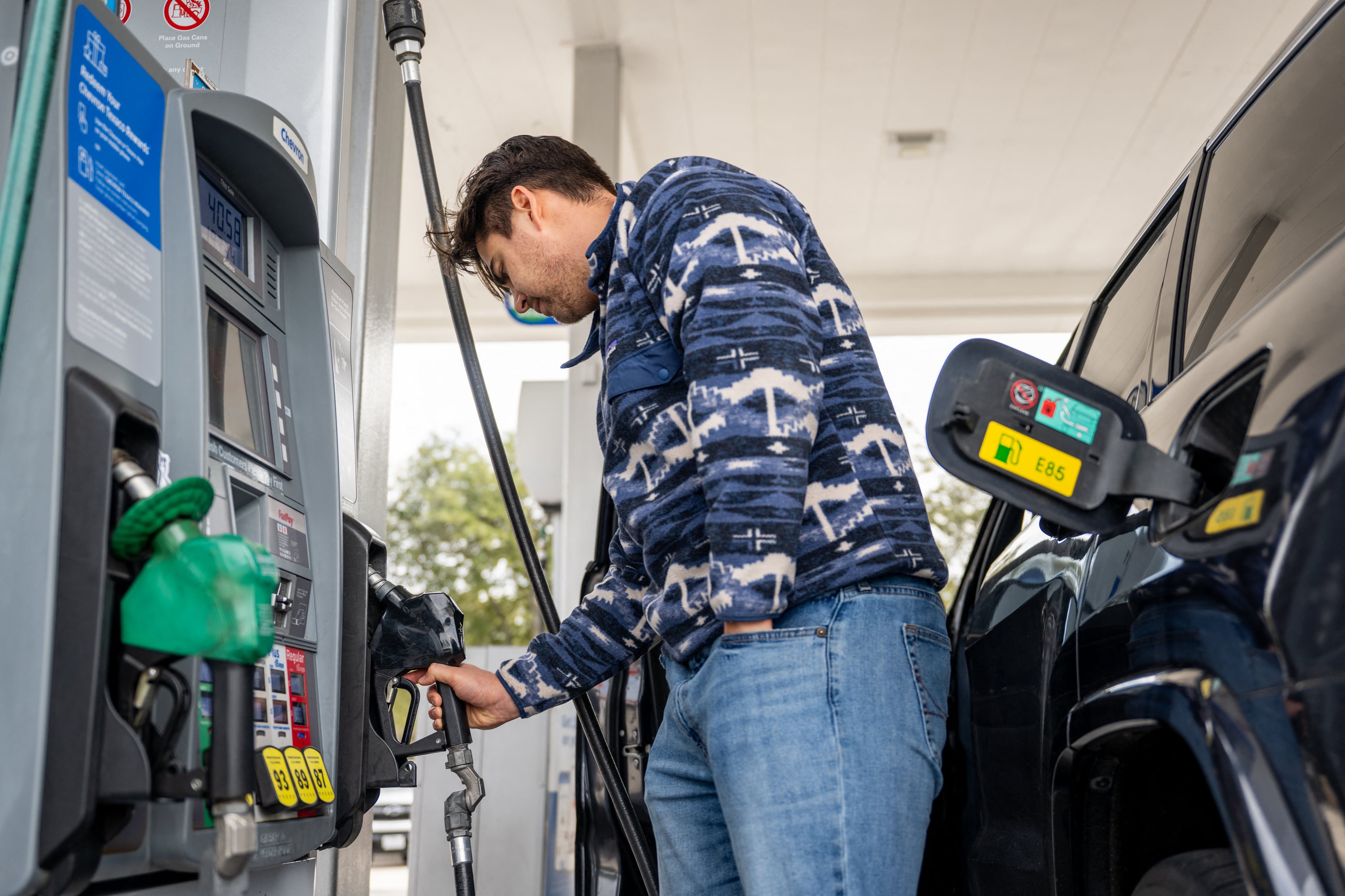 Un usuario usando las estaciones de servicio de Chevron.