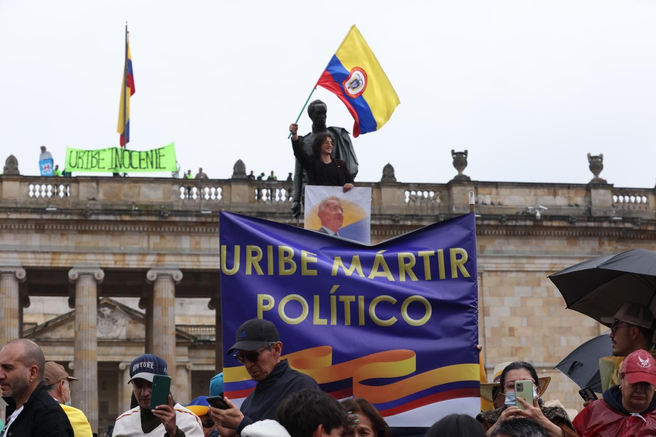 Marchas en apoyo al expresidente Álvaro Uribe en la plaza de Bolívar, Bogotá.